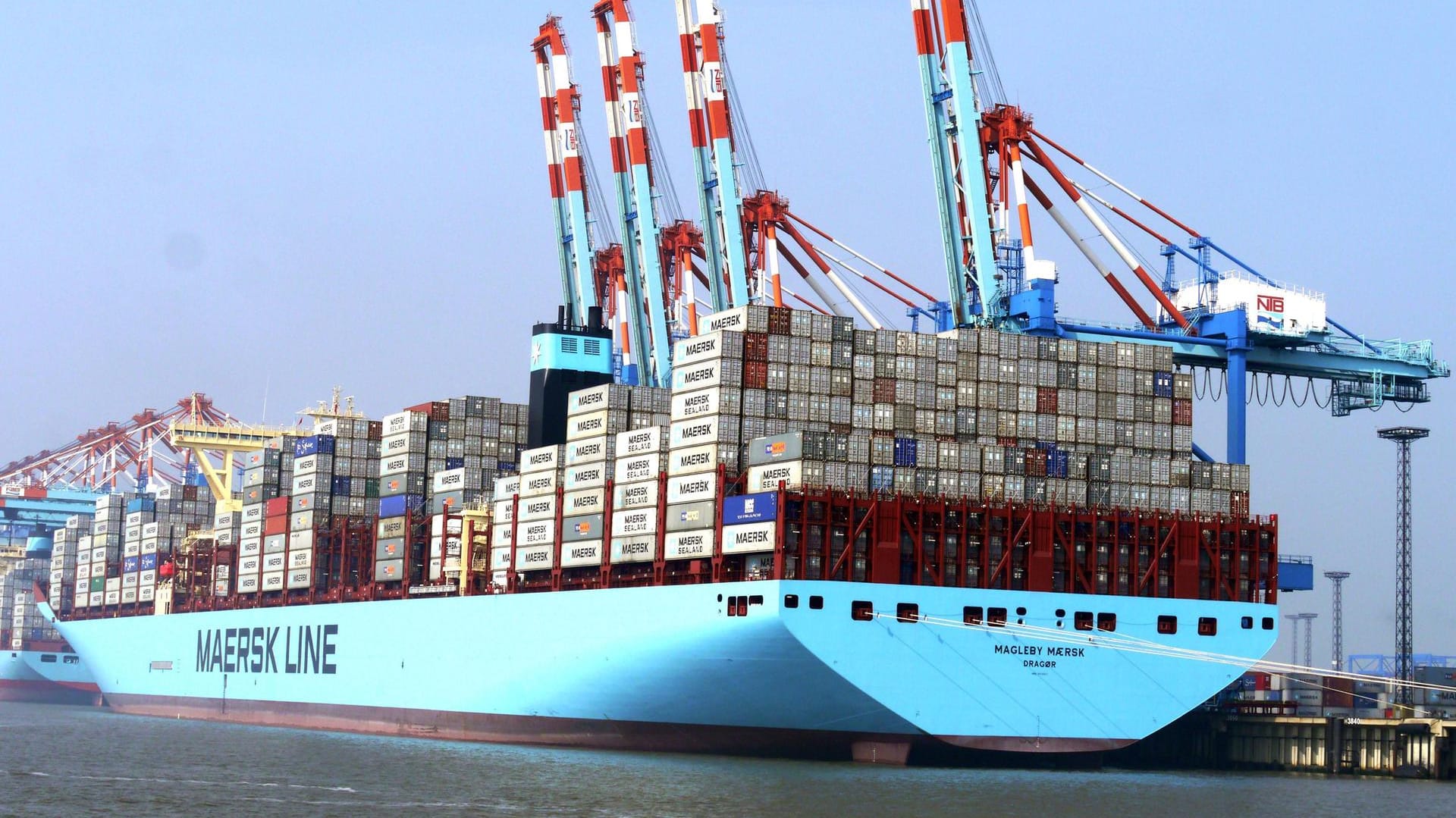 Containerschiff in Bremerhaven: Eine 24-Jährige ging über Bord und ist verschollen. (Symbolbild) Containerschiff in Bremerhaven: Eine 24-Jährige ging über Bord und ist verschollen. (Symbolbild)