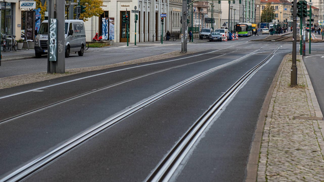Schienen einer Tram (Symbolbild): Die Einsatzkräfte mussten den Mann gewaltsam von den Schienen entfernen.