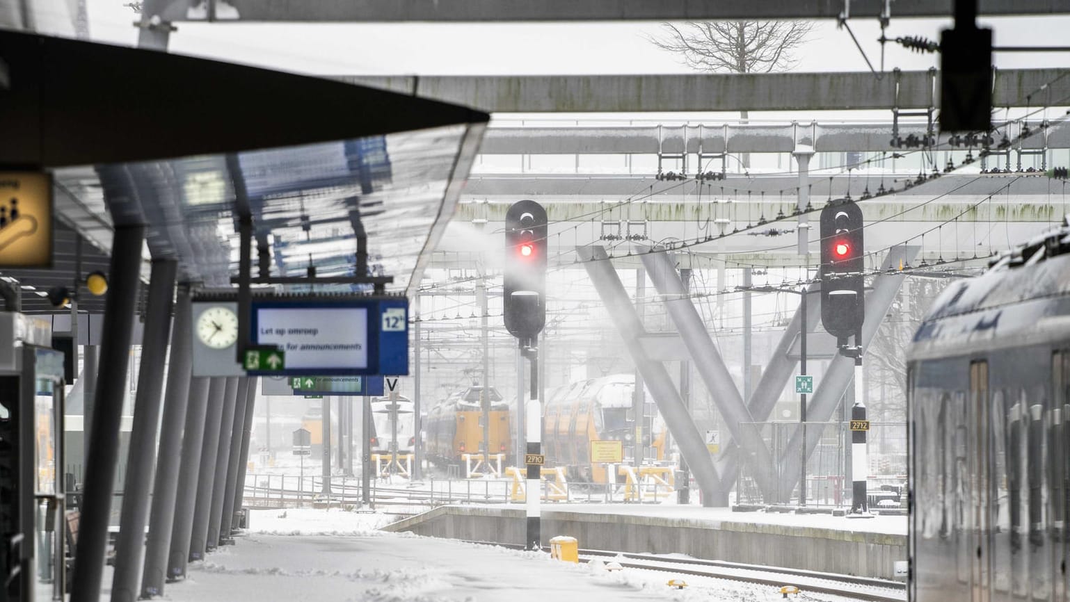Leere Bahngleise in Utrecht: Der Zugverkehr wurde zunächst bis mittags, dann für den ganzen Sonntag, eingestellt.