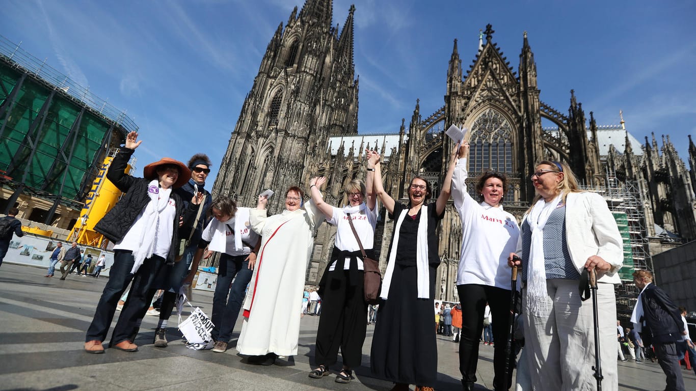 Kundgebung um den Kölner Dom 2019: Die Initiative Maria 2.0 setzt sich unter anderem für mehr Frauenrechte in der katholischen Kirche ein.