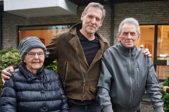 Nordrhein-Westfalen, Recklinghausen: Der Schauspieler Ralf Moeller begleitet seine Eltern Helmut (91) und Mutter Ursula (84) aus dem gemeinsamen Haus.