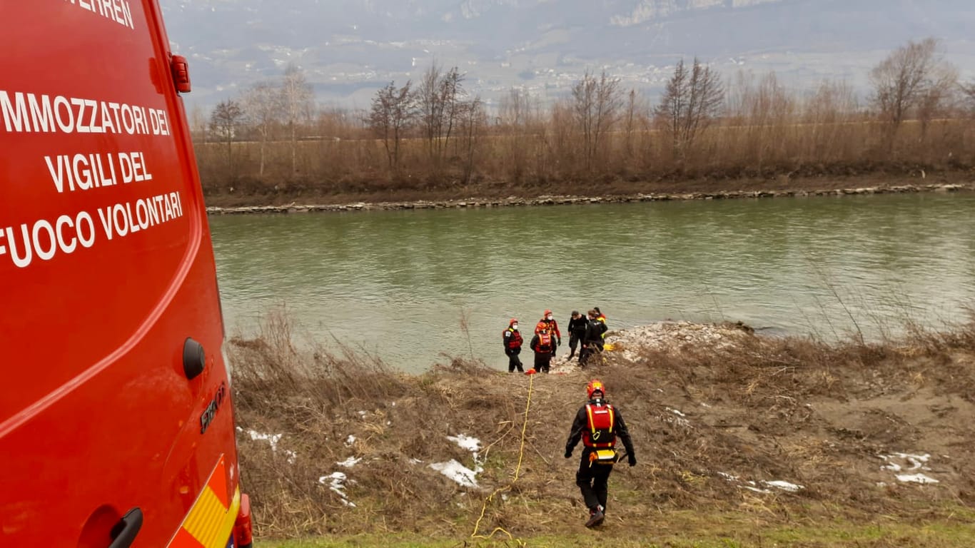 Einsatz am Fluss Etsch in Südtirol: Eine Frauenleiche wurde geborgen.