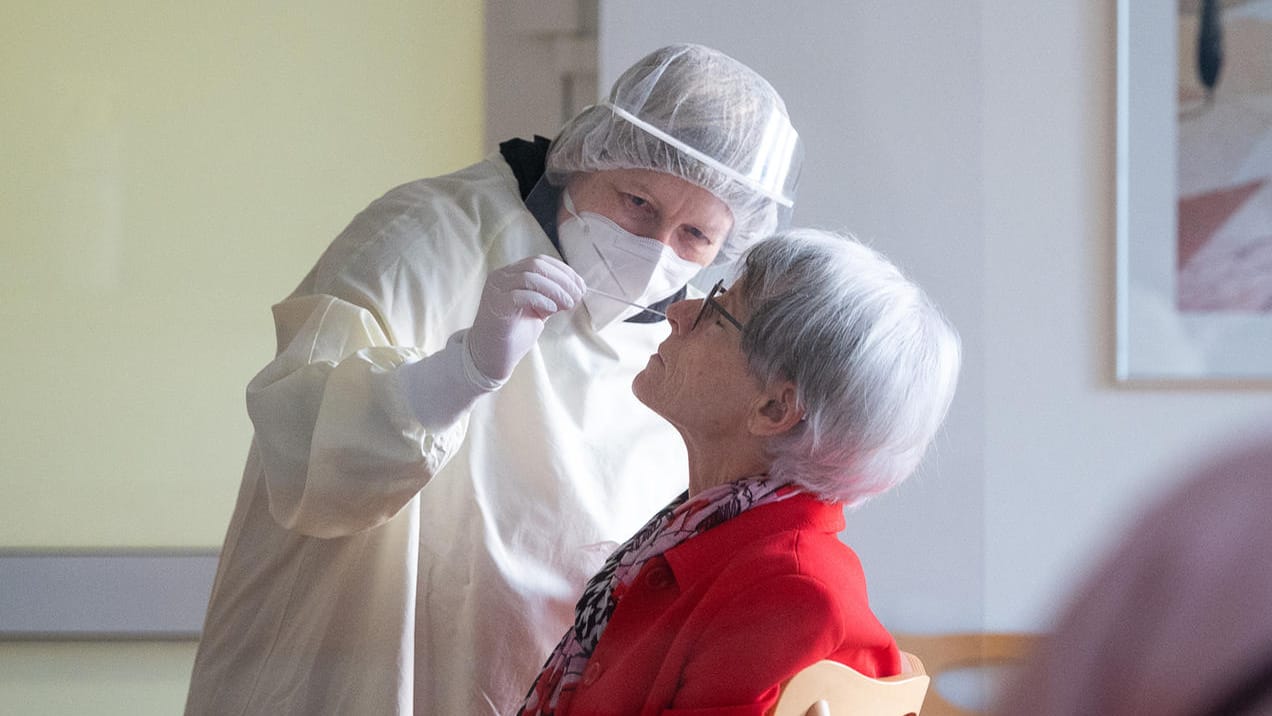 Corona-Schnelltests in einem Alten- und Pflegeheim (Symbolbild): Bei Osnabrück musste eine Einrichtung nun unter Quarantäne gestellt werden, obwohl die Bewohner geimpft worden sind.