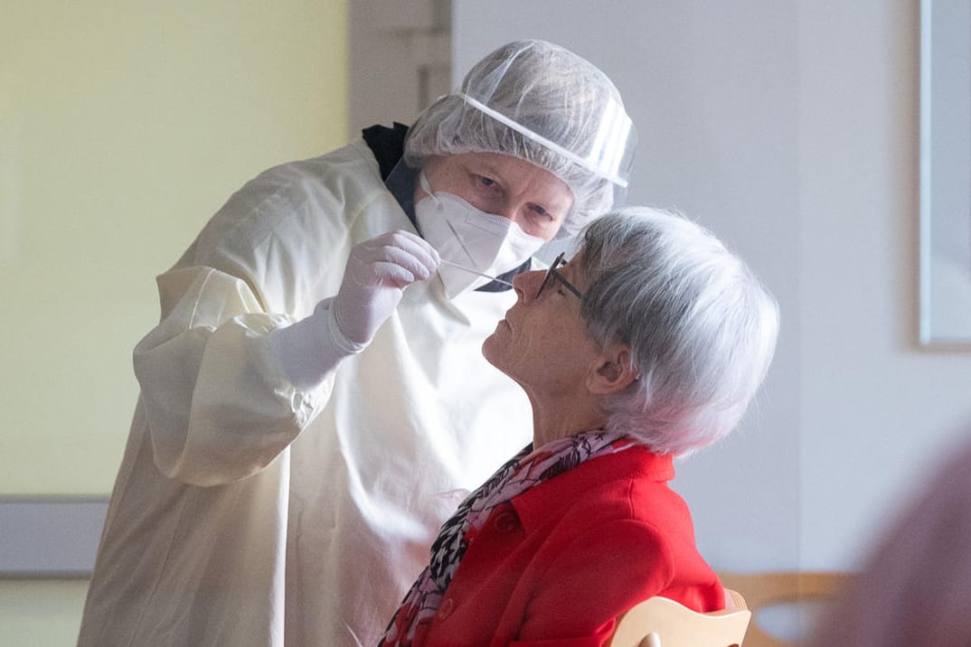 Corona-Schnelltests in einem Alten- und Pflegeheim (Symbolbild): Bei Osnabrück musste eine Einrichtung nun unter Quarantäne gestellt werden, obwohl die Bewohner geimpft worden sind.