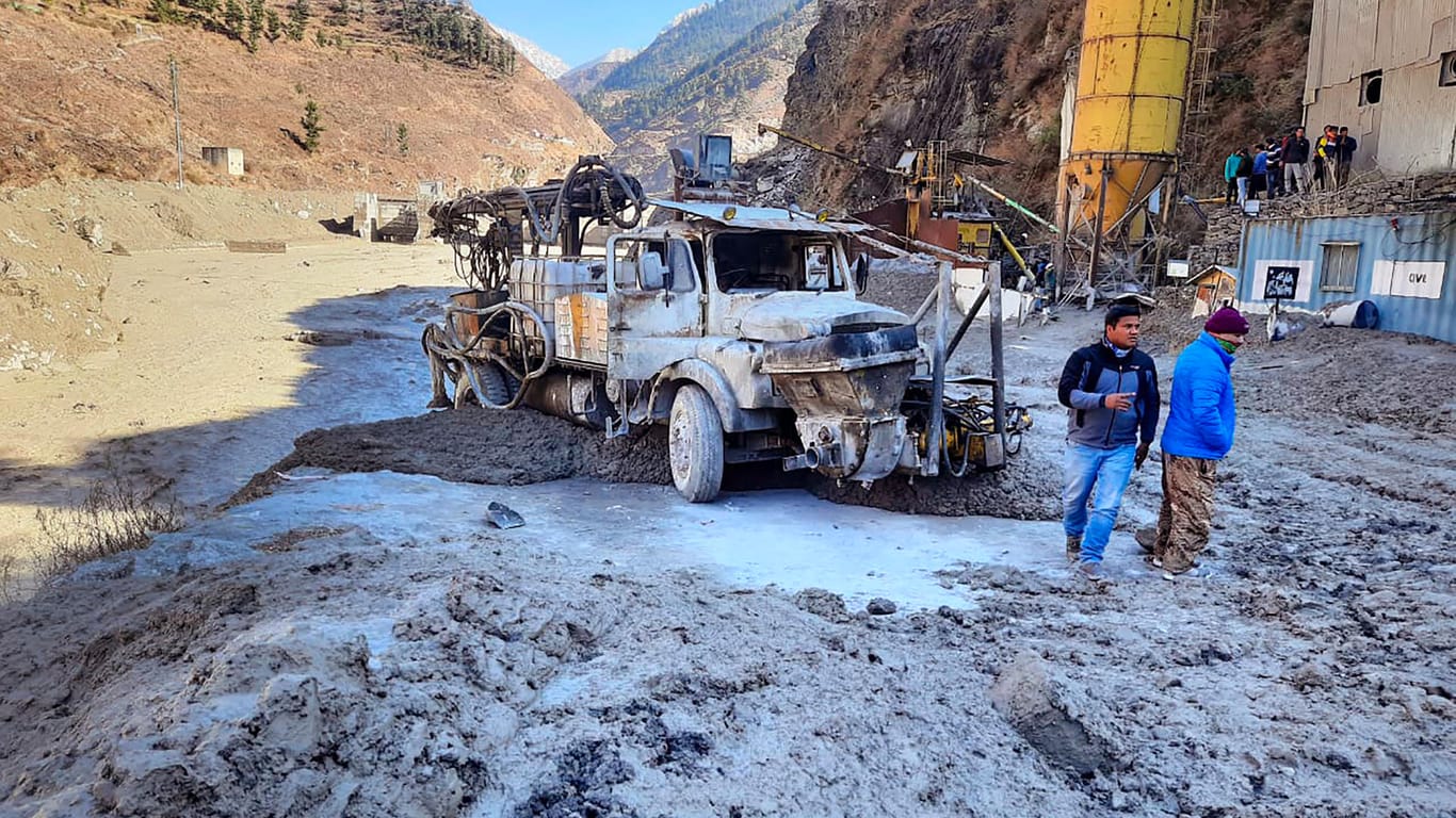 Indien: Nachdem ein Teil des Nanda-Devi-Gletschers abgebrochen und in einen Fluss gefallen ist, kam es zu einer massiven Sturzflut.