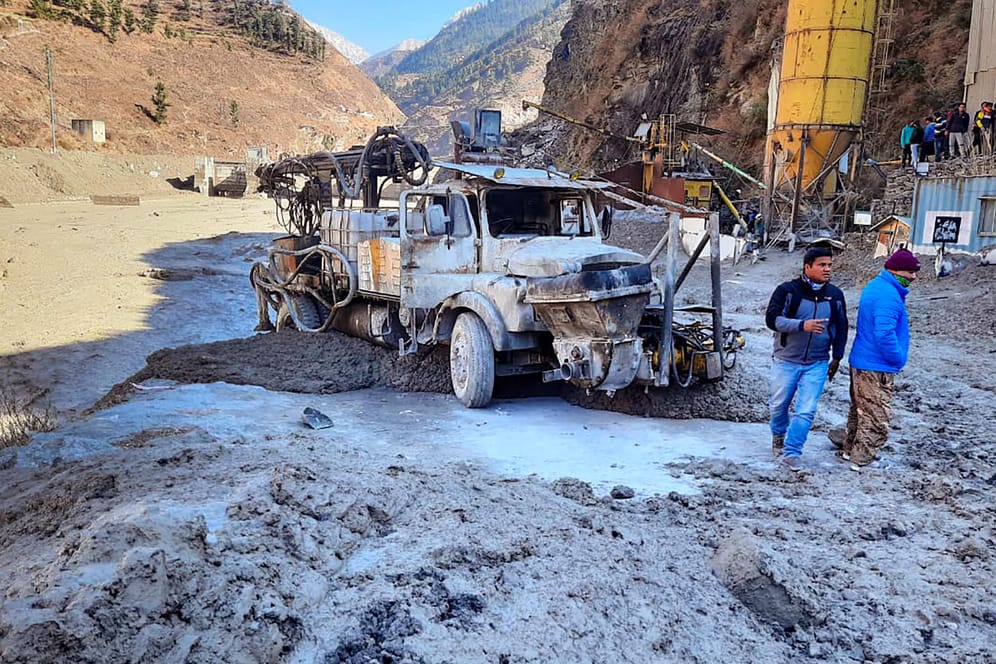 Indien: Nachdem ein Teil des Nanda-Devi-Gletschers abgebrochen und in einen Fluss gefallen ist, kam es zu einer massiven Sturzflut.