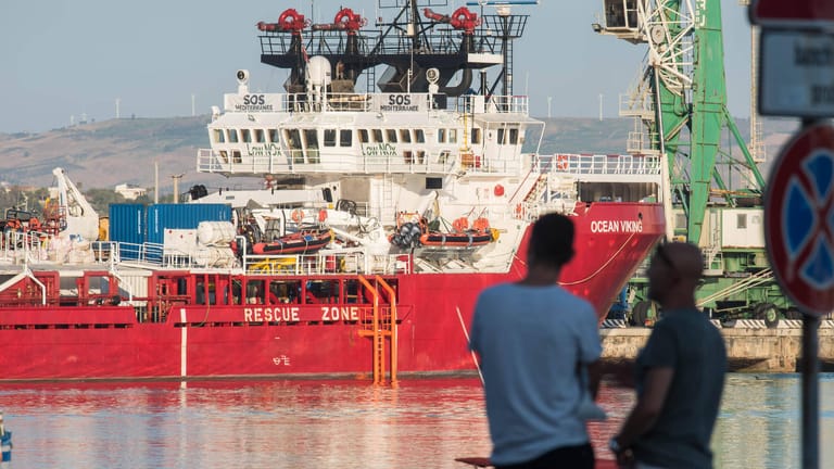 Die Ocean Viking kurz vor Anlegen in Sizilien: Immer wieder haben Seenotretter Probleme, einen Hafen zu finden.