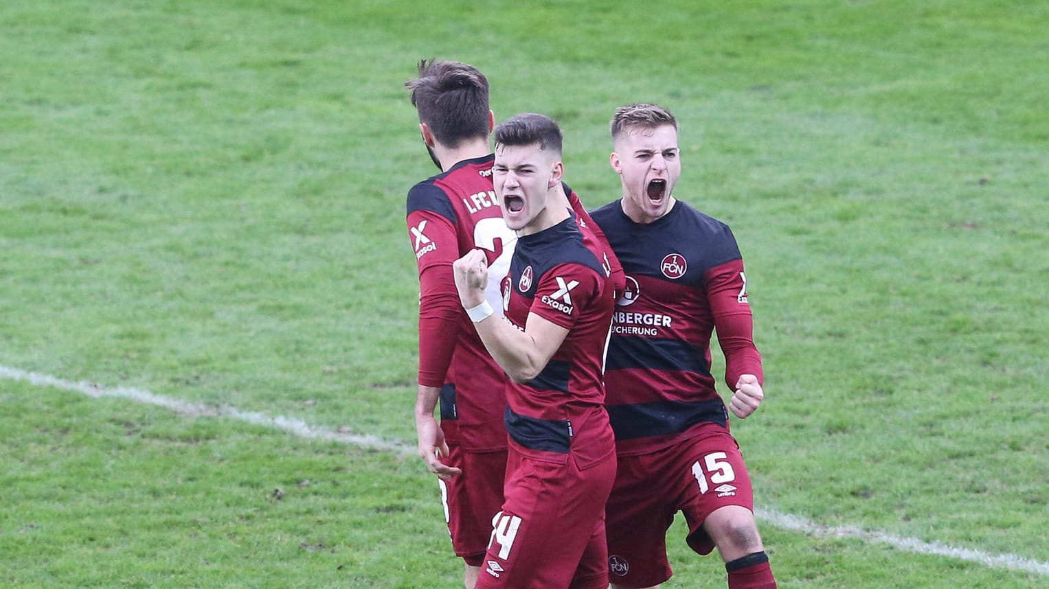 Spieler des 1. FC Nürnberg jubeln: Der "Club" hat nun etwas Luft im Tabellenkeller. Spieler des 1. FC Nürnberg jubeln: Der "Club" hat nun etwas Luft im Tabellenkeller.