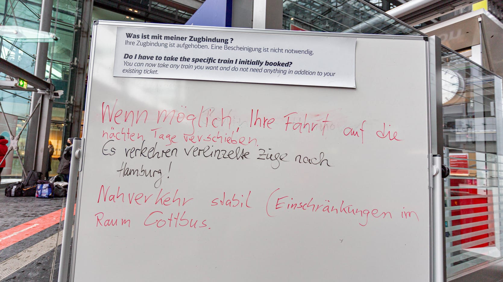 Ein Hinweis der deutschen Bahn für Zugreisende nach Hamburg und Cottbus am Berliner Hauptbahnhof.