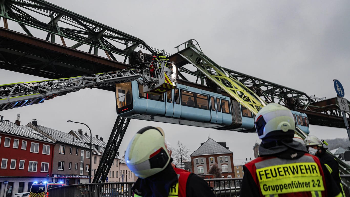 Einsatzkräfte der Feuerwehr befreien Fahrgäste aus der Schwebebahn in Wuppertal.