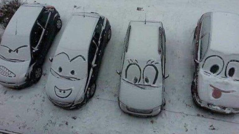 Die lustige Seite des Schneechaos: Gesichter auf Autos.