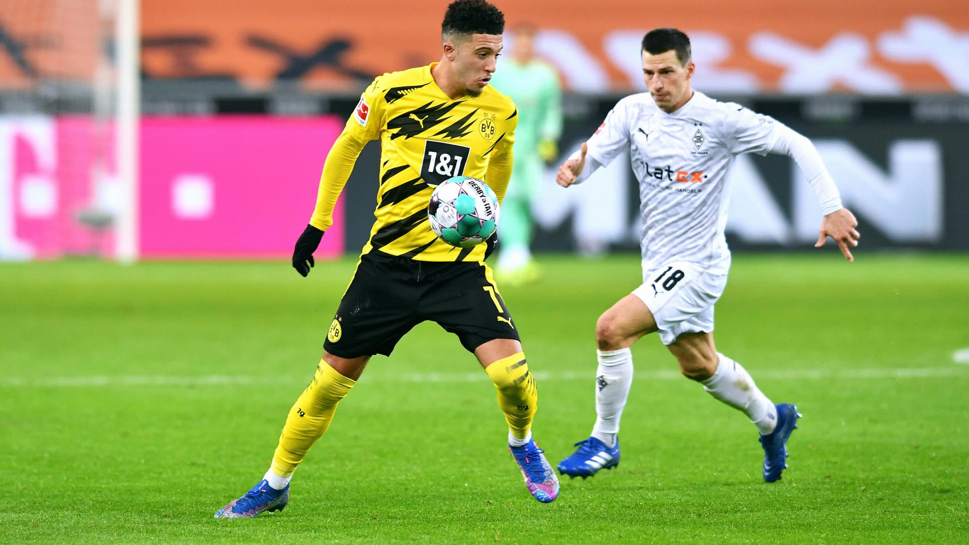 Szene aus der Bundesliga: Dortmunds Sancho (l.) vor Gladbachs Lainer.