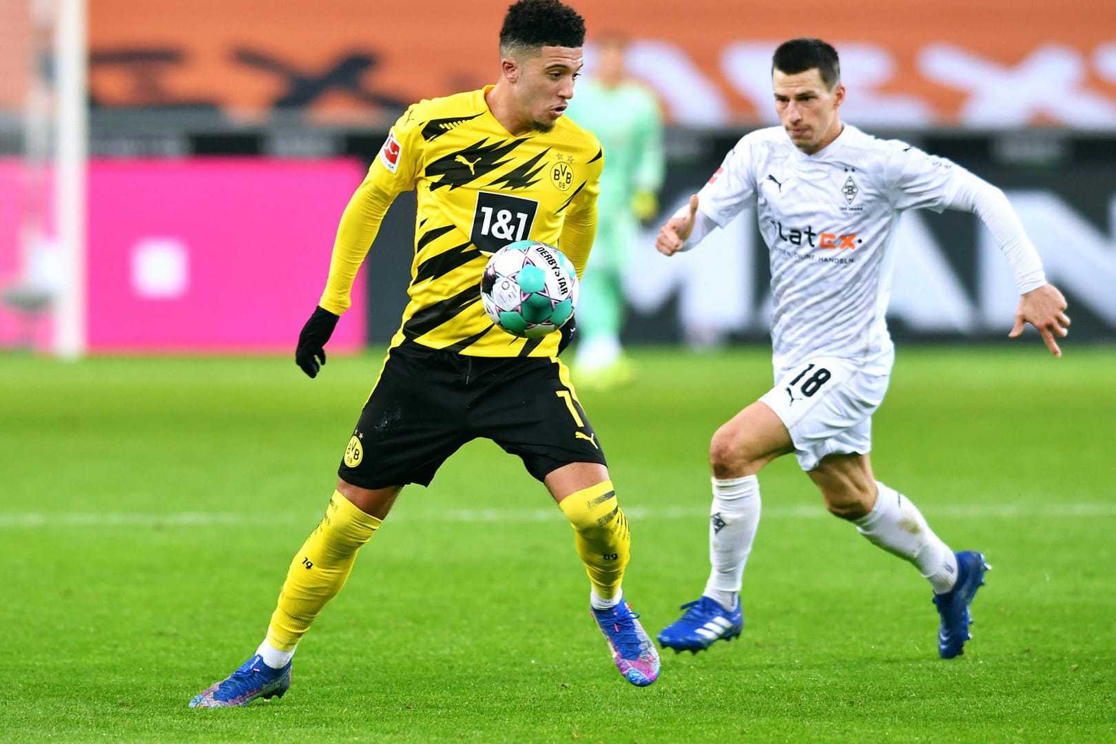 Szene aus der Bundesliga: Dortmunds Sancho (l.) vor Gladbachs Lainer.