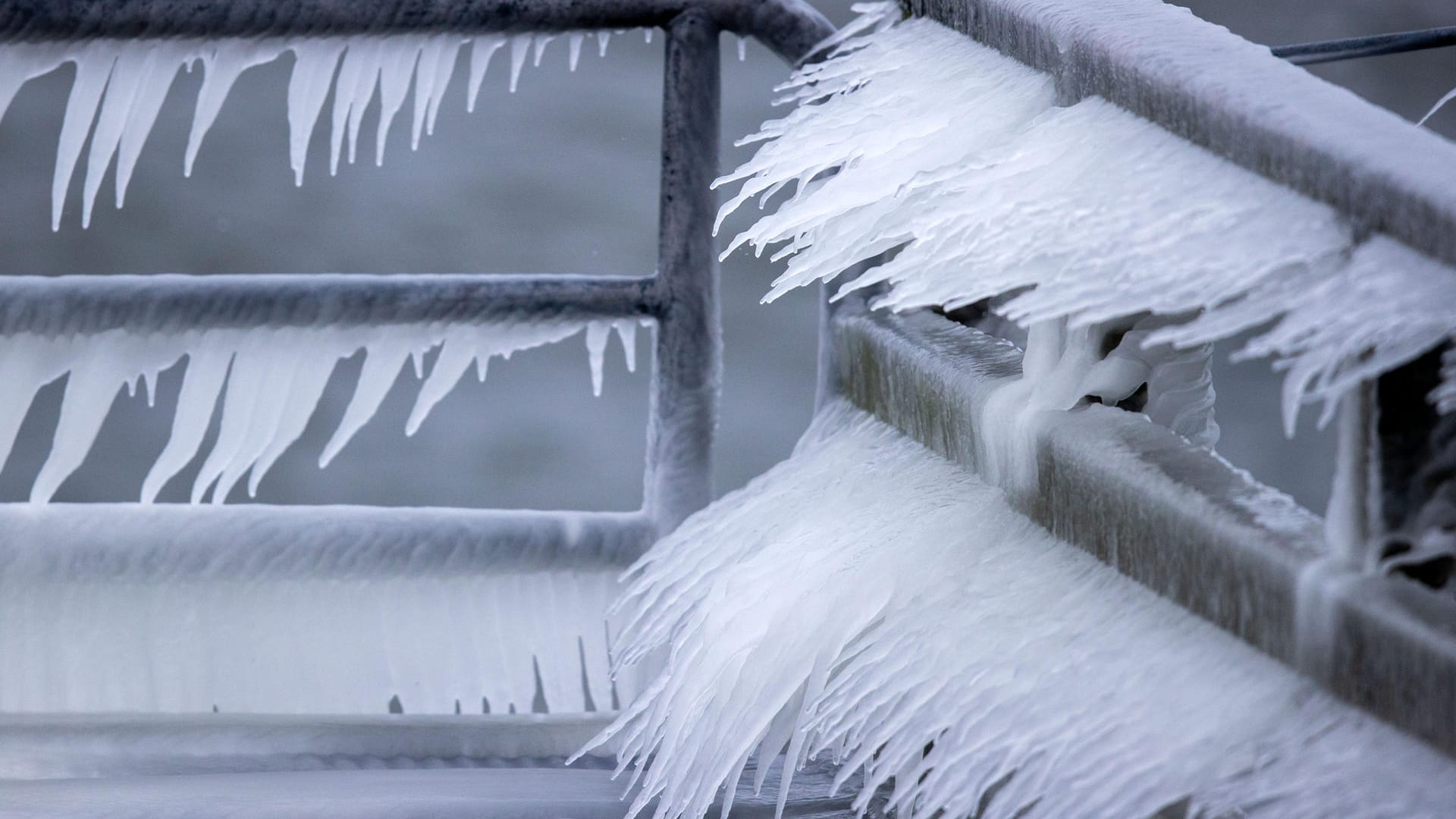 In Göhren in Mecklenburg-Vorpommern haben sich wegen des Sturms waagerechte Eiszapfen an der Seebrücke gebildet.