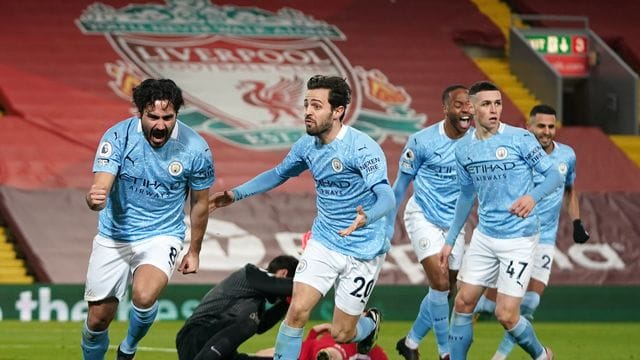 Ilkay Gündogan (l) verschoss in der ersten Halbzeit einen Elfmeter, traf dann aber doppelt.