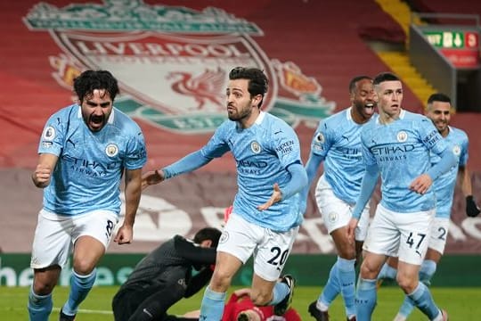 Ilkay Gündogan (l) verschoss in der ersten Halbzeit einen Elfmeter, traf dann aber doppelt.