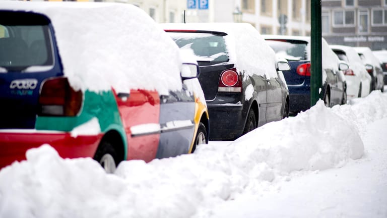 Hannover: Ein dicke Schneeschicht bedeckt geparkte Autos im Stadtzentrum.