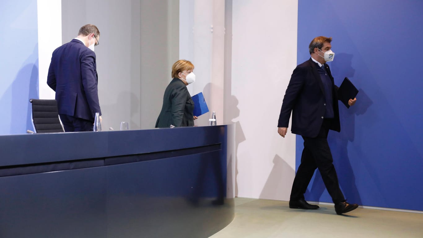 Berlins Regierender Bürgermeister Michael Müller (v.l.), Bundeskanzlerin Angela Merkel und Markus Söder, Bayerischer Ministerpräsident, nach der Pressekonferenz beim Bund-Länder-Gipfel.
