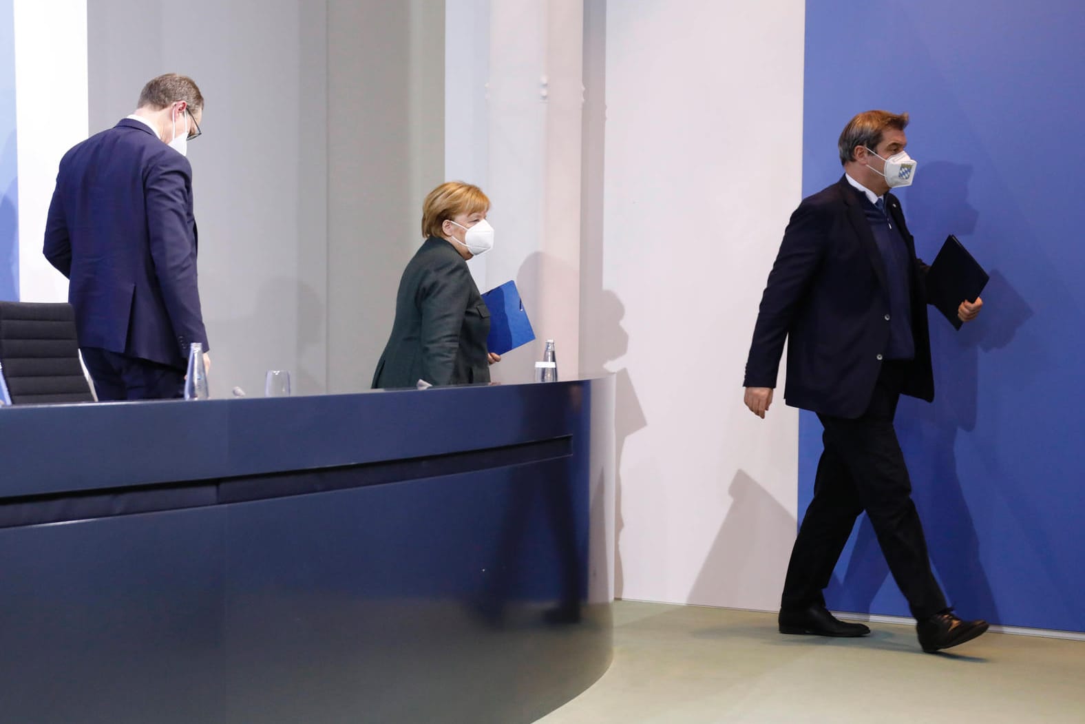 Berlins Regierender Bürgermeister Michael Müller (v.l.), Bundeskanzlerin Angela Merkel und Markus Söder, Bayerischer Ministerpräsident, nach der Pressekonferenz beim Bund-Länder-Gipfel.