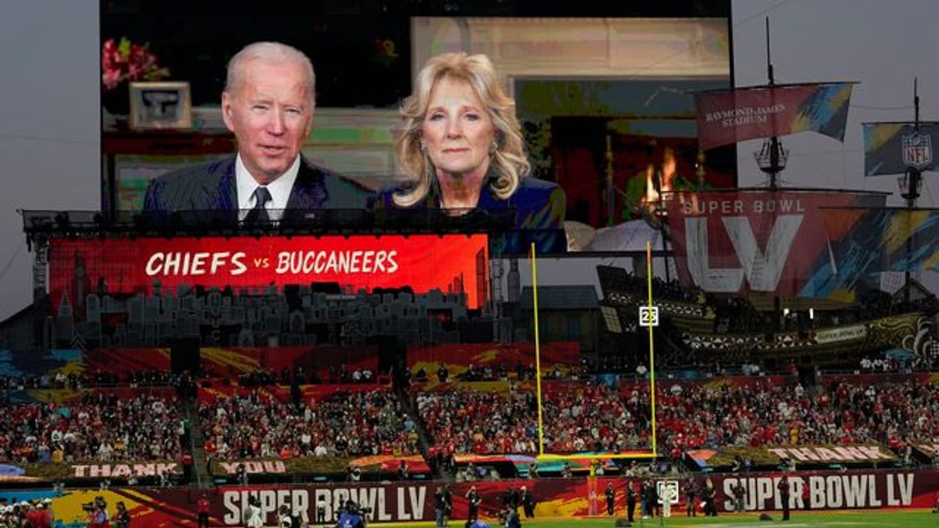 US-Präsident Joe Biden und First Lady Jill Biden halten eine Rede vor dem Super Bowl.