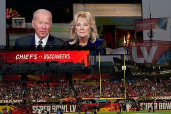 US-Präsident Joe Biden und First Lady Jill Biden halten eine Rede vor dem Super Bowl.