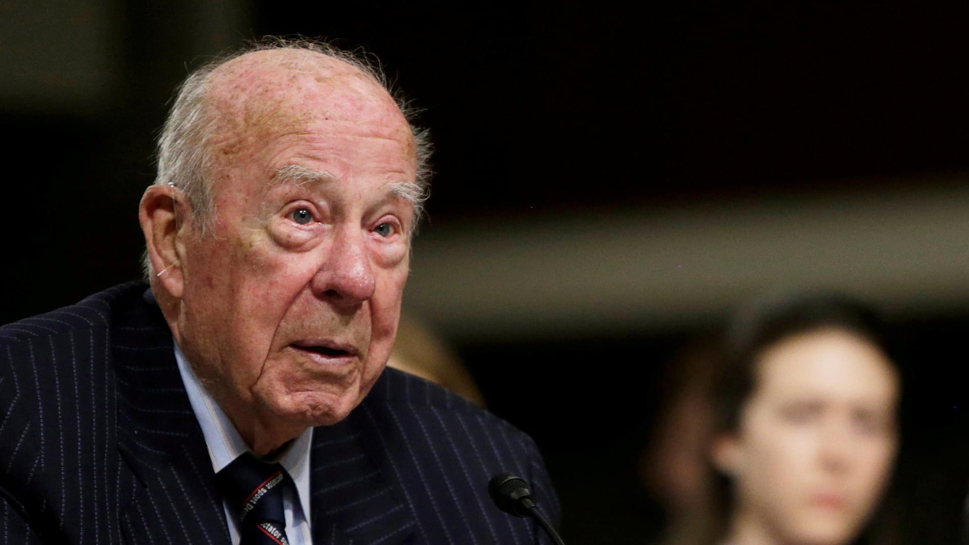 Der ehemalige US-Außenminister George P. Shultz bei einer Befragung im Senat (Archivbild). Er ist jetzt im Alter von 100 Jahren gestorben.