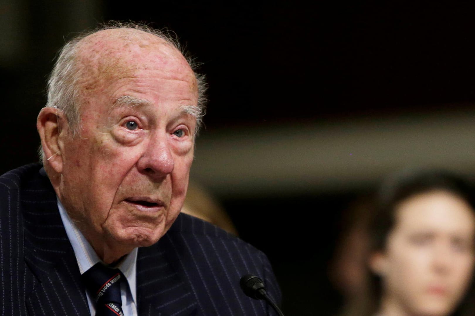 Der ehemalige US-Außenminister George P. Shultz bei einer Befragung im Senat (Archivbild). Er ist jetzt im Alter von 100 Jahren gestorben.