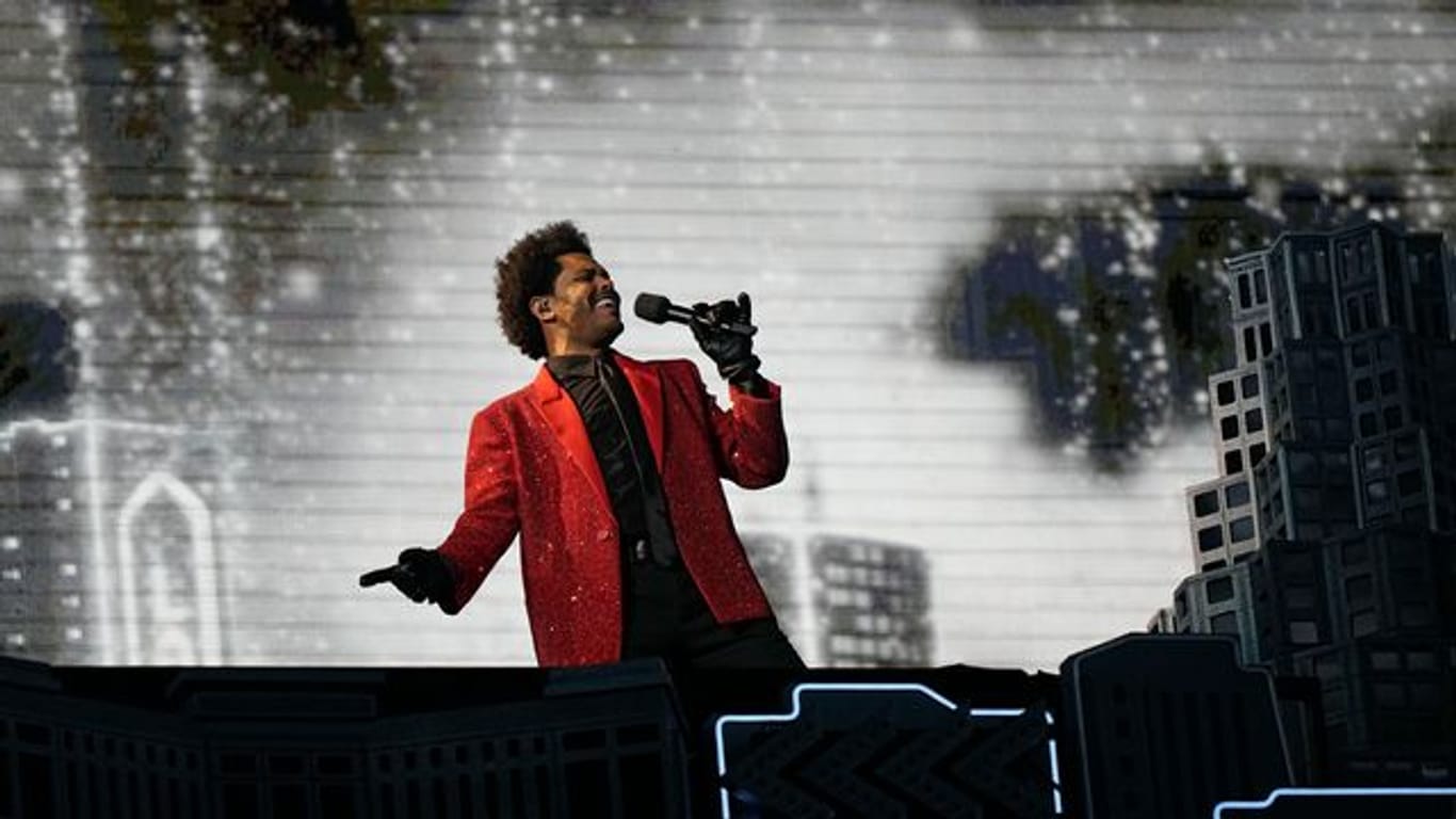 Der kanadische Rapper The Weeknd bei der Halbzeitshow des Super Bowls in Florida.