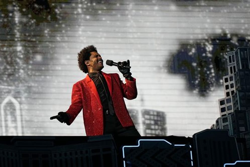 Der kanadische Rapper The Weeknd bei der Halbzeitshow des Super Bowls in Florida.