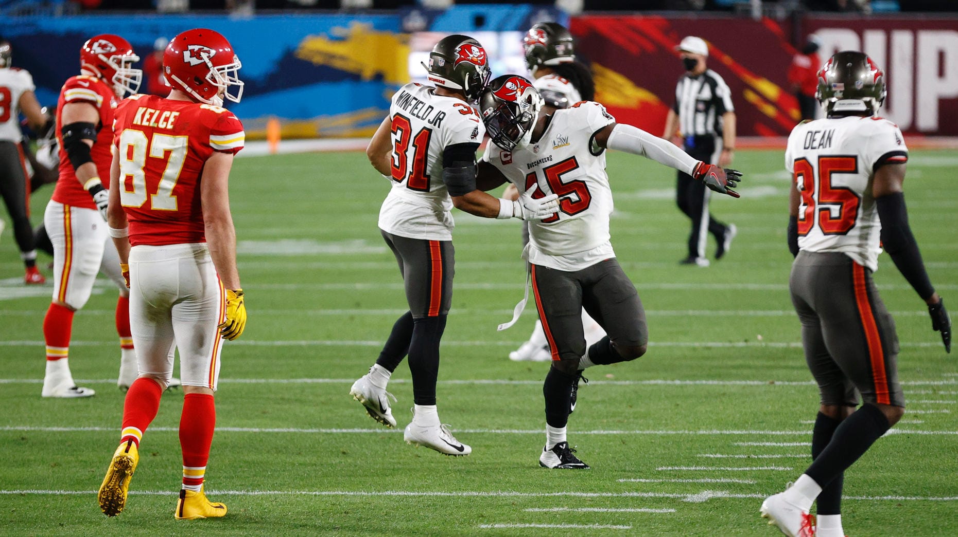 Tampa Bays Winfield (l.) und White feiern die Interception.