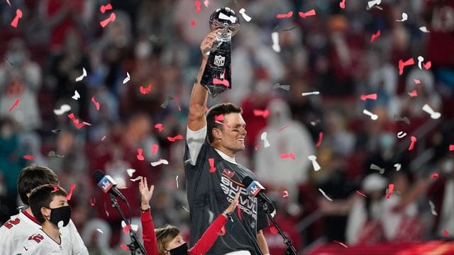 Quarterback Tom Brady von den Tampa Bay Buccaneers jubelt mit der Vince Lombardi Trophy.