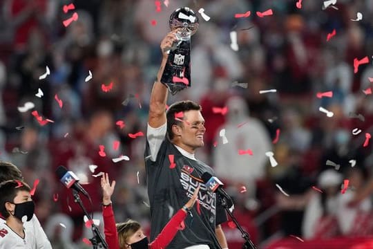 Quarterback Tom Brady von den Tampa Bay Buccaneers jubelt mit der Vince Lombardi Trophy.