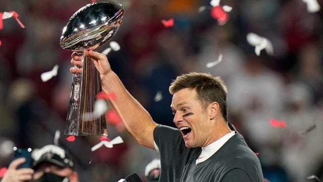 Die Vince Lombardi Trophäe wird von Star-Quarterback Tom Brady von den Tampa Bay Buccaneers in den Nachthimmel gehoben. Die Vince Lombardi Trophäe wird von Star-Quarterback Tom Brady von den Tampa Bay Buccaneers in den Nachthimmel gehoben.