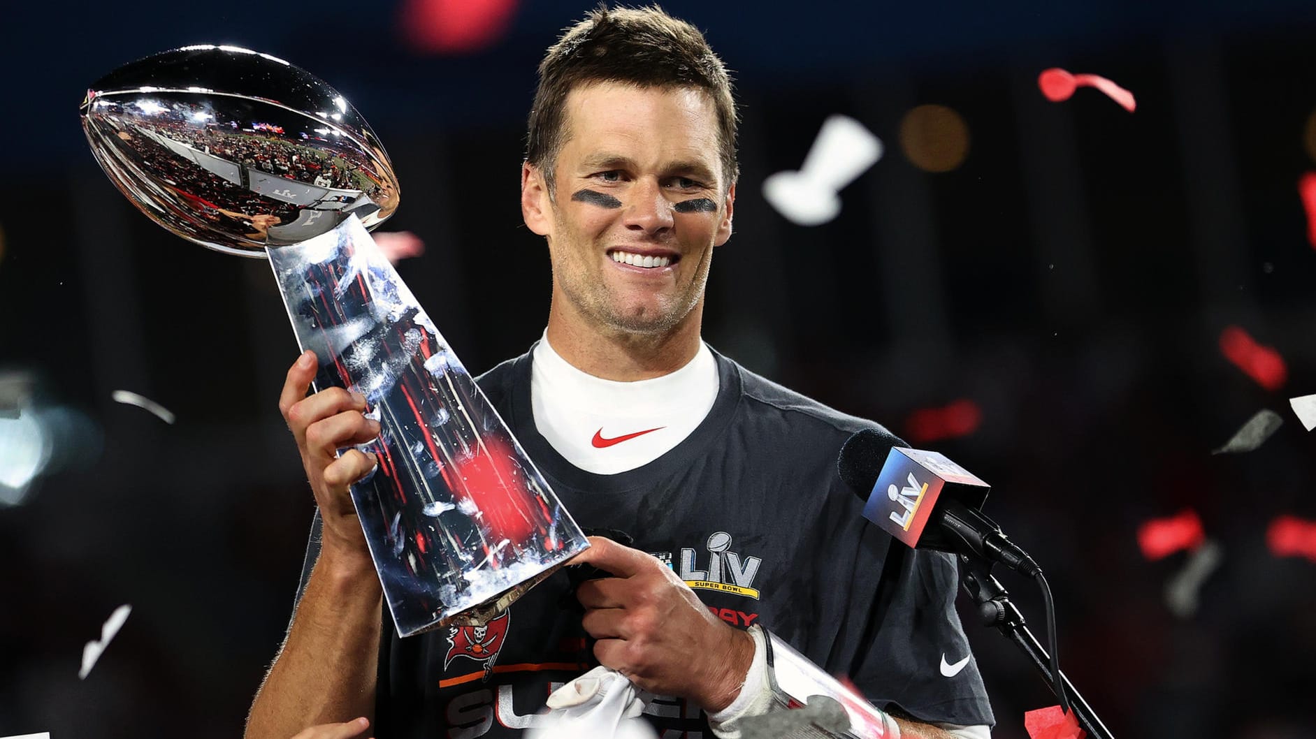 Siebter Super-Bowl-Titel: Tom Brady mit der Vince-Lombardi-Trophy nach dem Sieg gegen die Kansas City Chiefs.