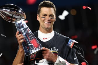 Siebter Super-Bowl-Titel: Tom Brady mit der Vince-Lombardi-Trophy nach dem Sieg gegen die Kansas City Chiefs.