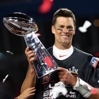 Siebter Super-Bowl-Titel: Tom Brady mit der Vince-Lombardi-Trophy nach dem Sieg gegen die Kansas City Chiefs.