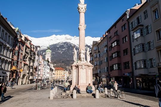 Die Maria-Theresien-Straße mit der Annasäule.