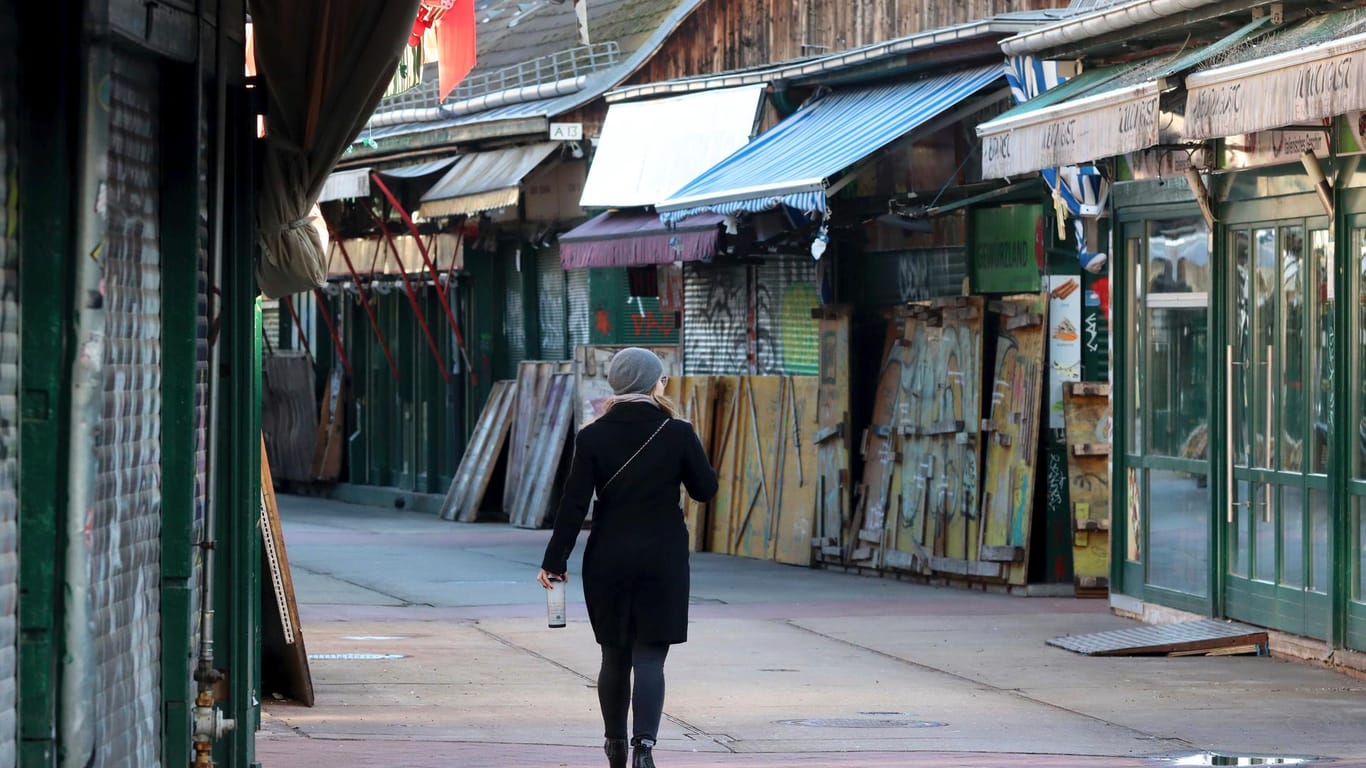 Eine Frau geht durch einen geschlossenen Markt in der Innenstadt in Wien. Jetzt dürfen die Geschäfte wieder öffnen.