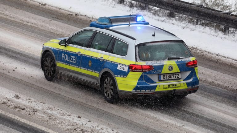 Die Polizei fährt auf der verschneiten Autobahn zu einem Einsatz (Symbolbild): Bei Hamm blieb ein Porschefahrer im Schnee stecken.