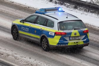 Die Polizei fährt auf der verschneiten Autobahn zu einem Einsatz (Symbolbild): Bei Hamm blieb ein Porschefahrer im Schnee stecken.