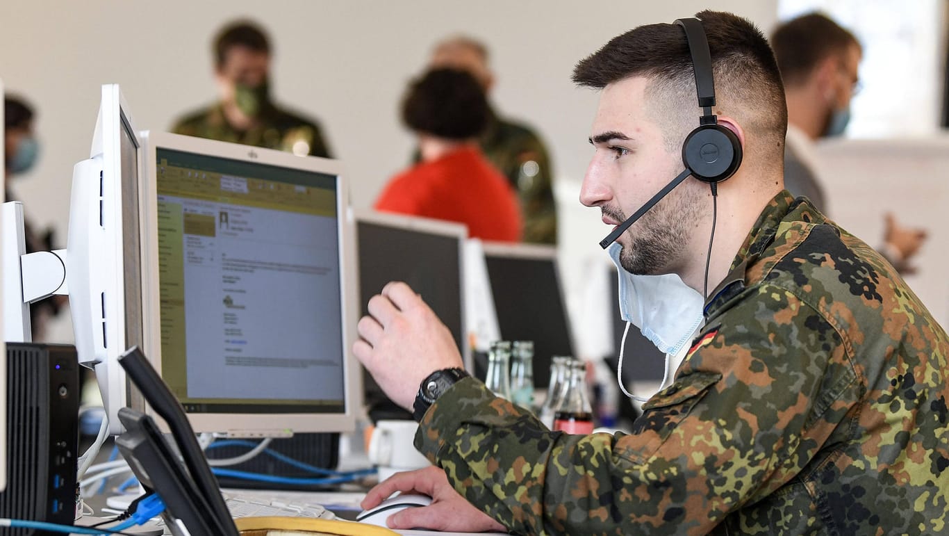 Bundeswehrsoldat im Gesundheitsamt: Die Soldaten helfen auch bei der Kontaktnachverfolgung.