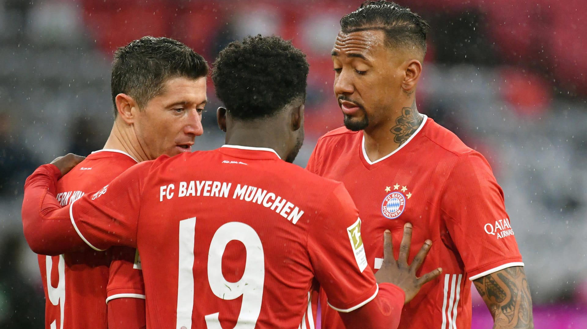 Die Bayern-Stars Lewandowski (l.), Davies und Boateng (r.): Am Montag spielen die Münchner das Halbfinale der Klub-WM.