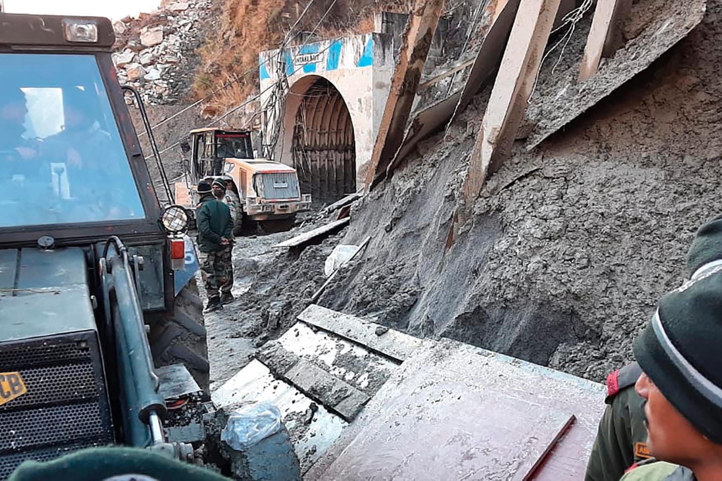 Rettungsarbeiten in Indien: Ein zweiter Tunnel ist noch verschüttet.