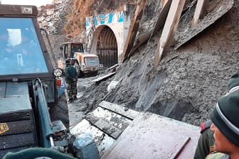 Rettungsarbeiten in Indien: Ein zweiter Tunnel ist noch verschüttet.