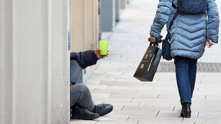 Ein obdachloser Mann bettelt um Geld (Symbolbild): Viele Menschen, die auf der Straße leben, erleben Gewalt.