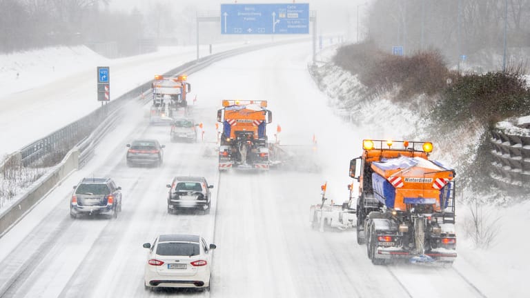 Mehrere Räumfahrzeuge sind auf der verschneiten A2 bei Hannover: Es kam vielerorts zu Unfällen.