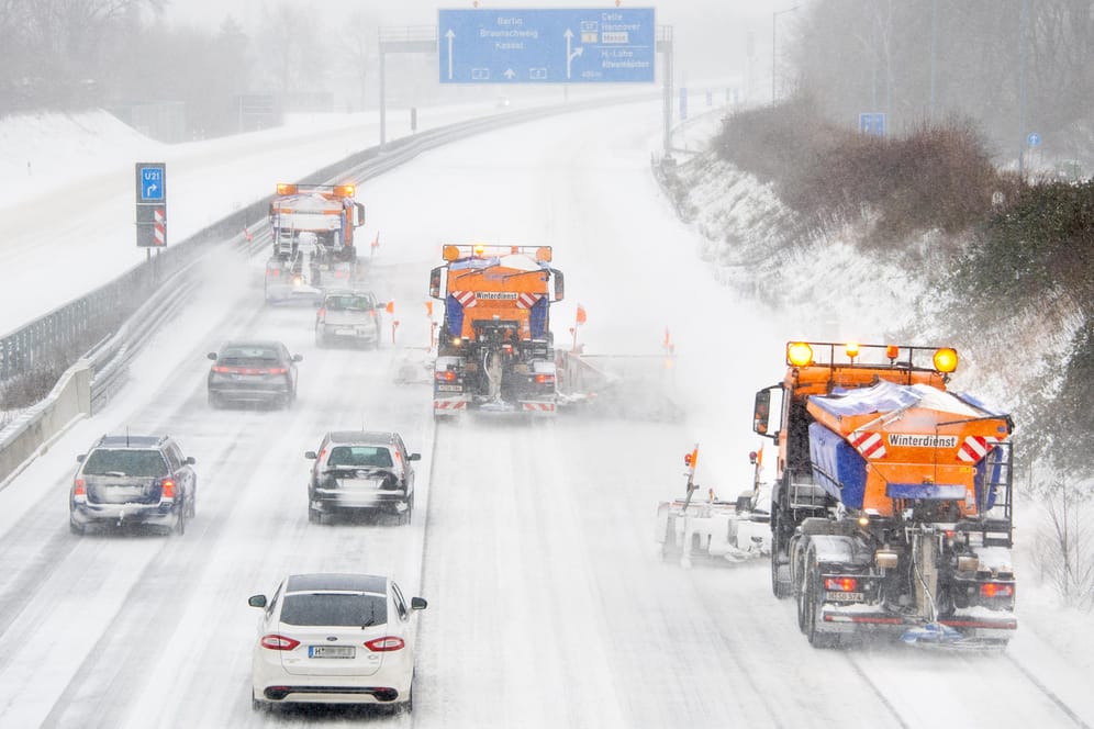 Mehrere Räumfahrzeuge sind auf der verschneiten A2 bei Hannover: Es kam vielerorts zu Unfällen.