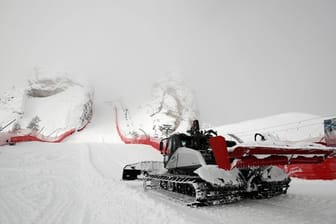 Eine Pistenraupe beseitigt in Cortina d'Ampezzo Neuschnee an der Strecke.