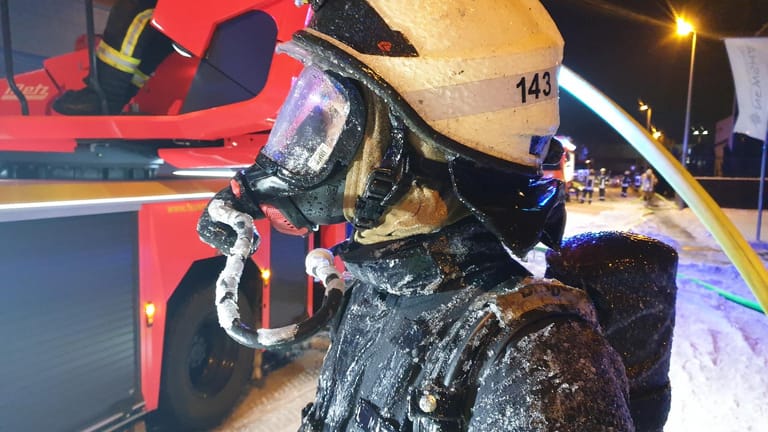 Ein Feuerwehrmann in vereister Schutzausrüstung: Die extreme Kälte behinderte die Löscharbeiten.