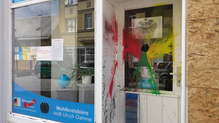 Das Parteibüro der AfD in Limbach-Oberfrohna wurde im Mai 2020 Ziel von Farbbeuteln und Pyrotechnik: Die Zahl von Angriffen auf Parteivertreter ist 2020 gestiegen.